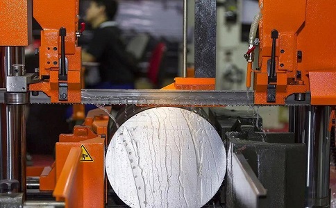 监利立式金属带锯床切削出现跑带故障解决方法！